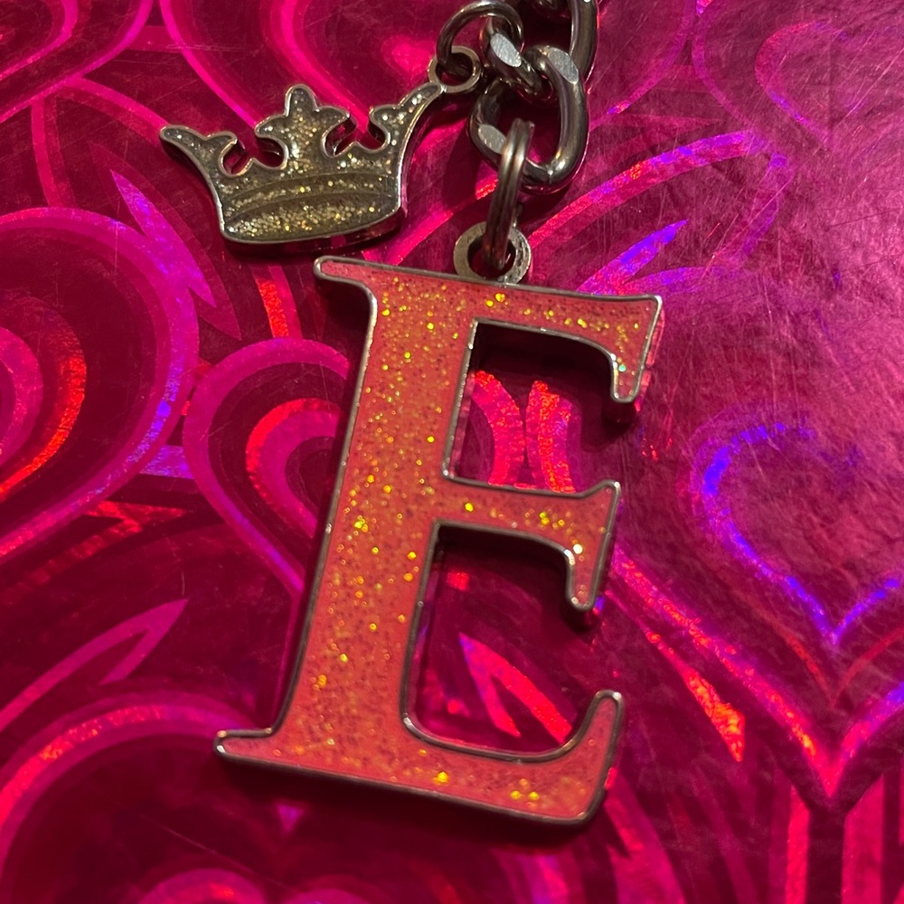 “E” initial keychain 👑 - Picture 5 of 6